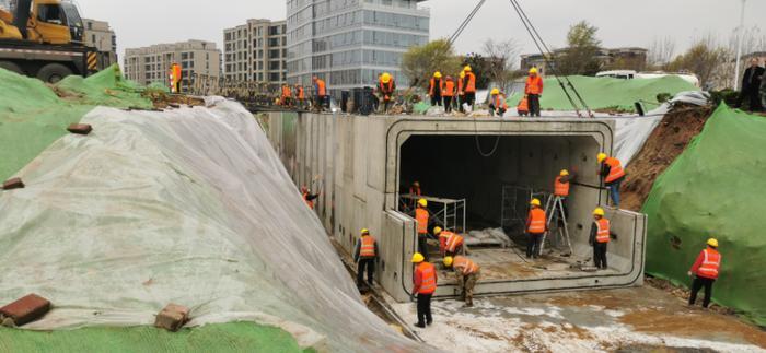 滨河东路又添一处过街通道,建设者们顶寒风冒冷雨抓质量抢工期